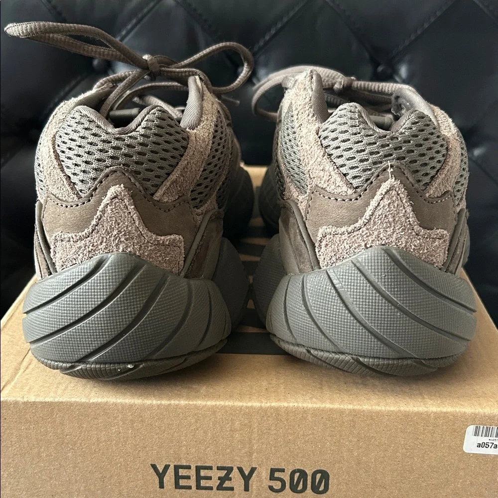 Adidas Yeezy 500 Clay Brown Authentic Sneakers Men’s size 8.5 Good Condition